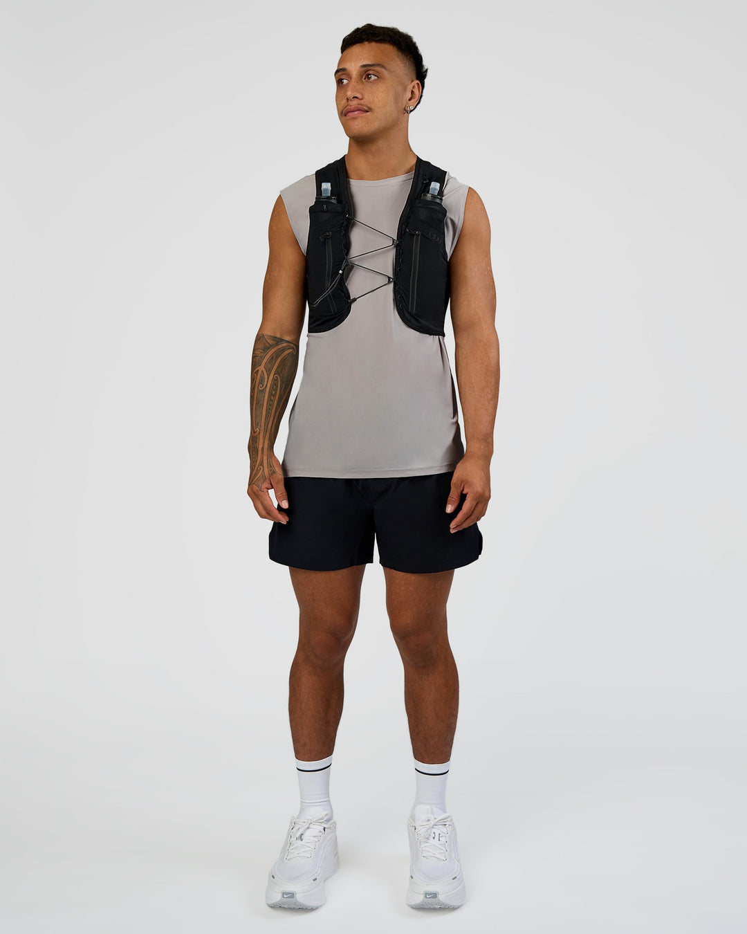 Woman wearing Pace Running Vest - Black-Reflective | Model:Daarian | Size:M/L