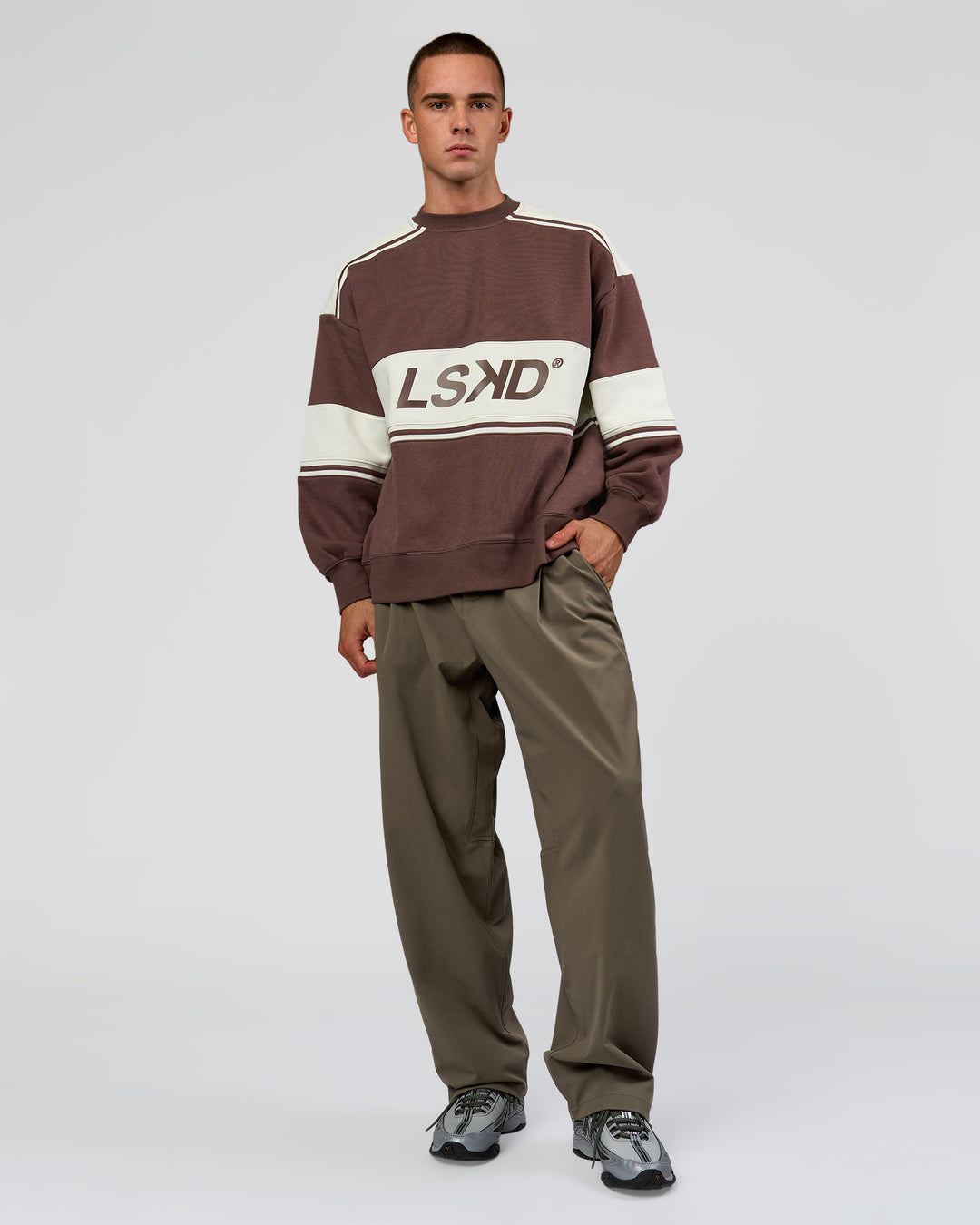 Man wearing A-Team Sweater Oversize in Cocoa Powder-Off White | Model:Albert | Size:M