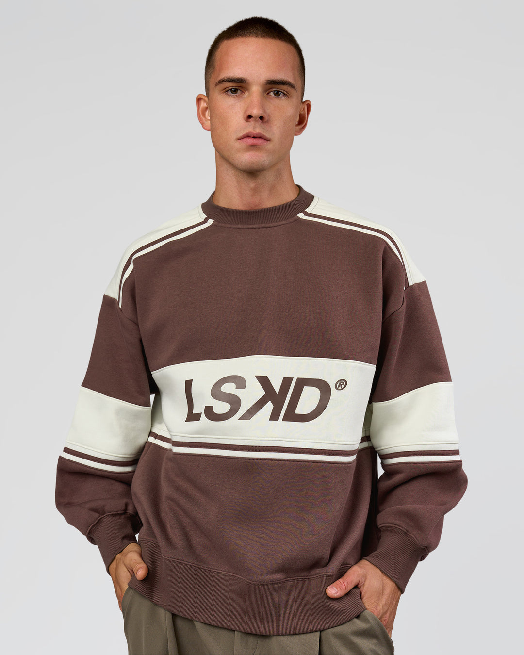 Man wearing A-Team Sweater Oversize in Cocoa Powder-Off White | Model:Albert | Size:M