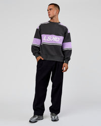 Man wearing A-Team Sweater Oversize in Dark Storm-Pale Lilac | Model:Albert | Size:M