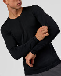 Man wearing AeroFLX+ Seamless Long Sleeve Tee (Set in Sleeve) in Black/Black | Model:Albert | Size:M