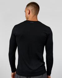 Man wearing AeroFLX+ Seamless Long Sleeve Tee (Set in Sleeve) in Black/Black | Model:Albert | Size:M