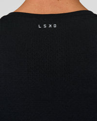 Man wearing AeroFLX+ Seamless Long Sleeve Tee (Set in Sleeve) in Black/Black | Model:Albert | Size:M