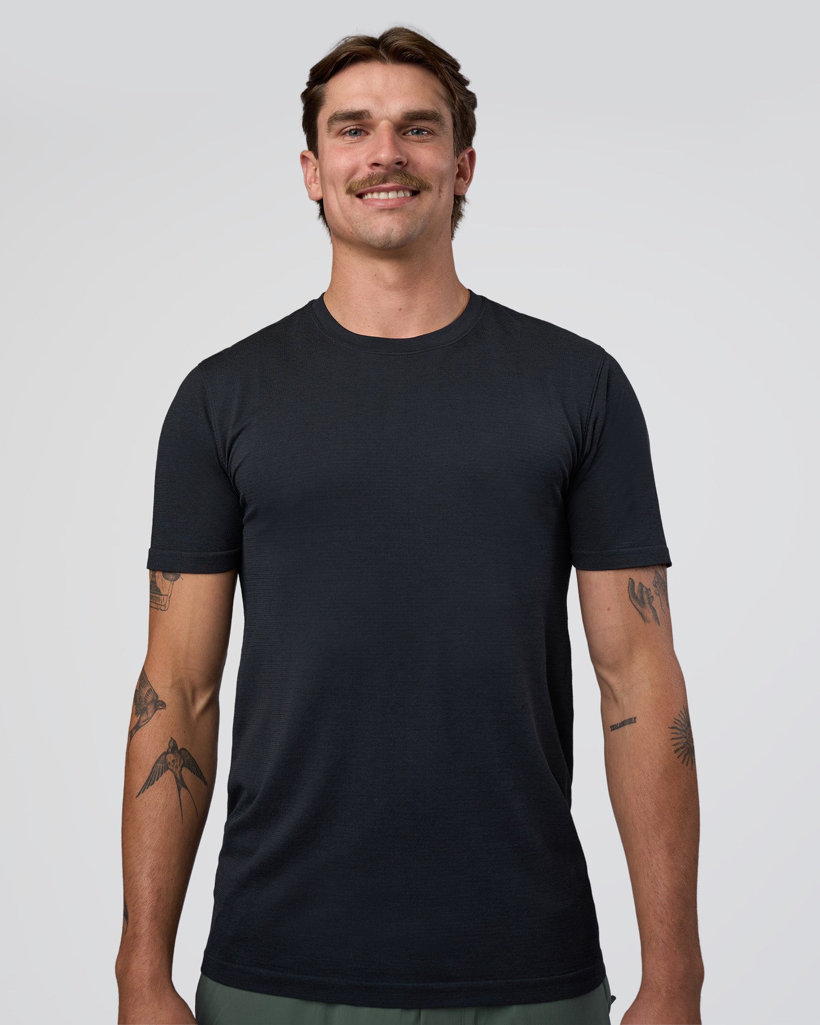 Man wearing AeroFLX+ Seamless Set In Tee - Black Marl | Model:Konnor | Size:M