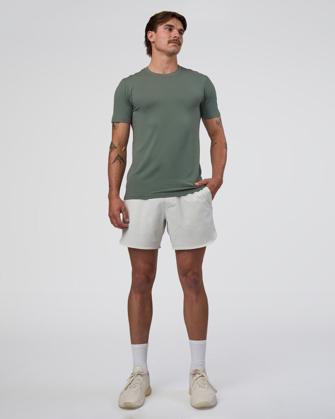 Man wearing AeroFLX+ Seamless Set In Tee - Graphite/Graphite | Model:Konnor | Size:M