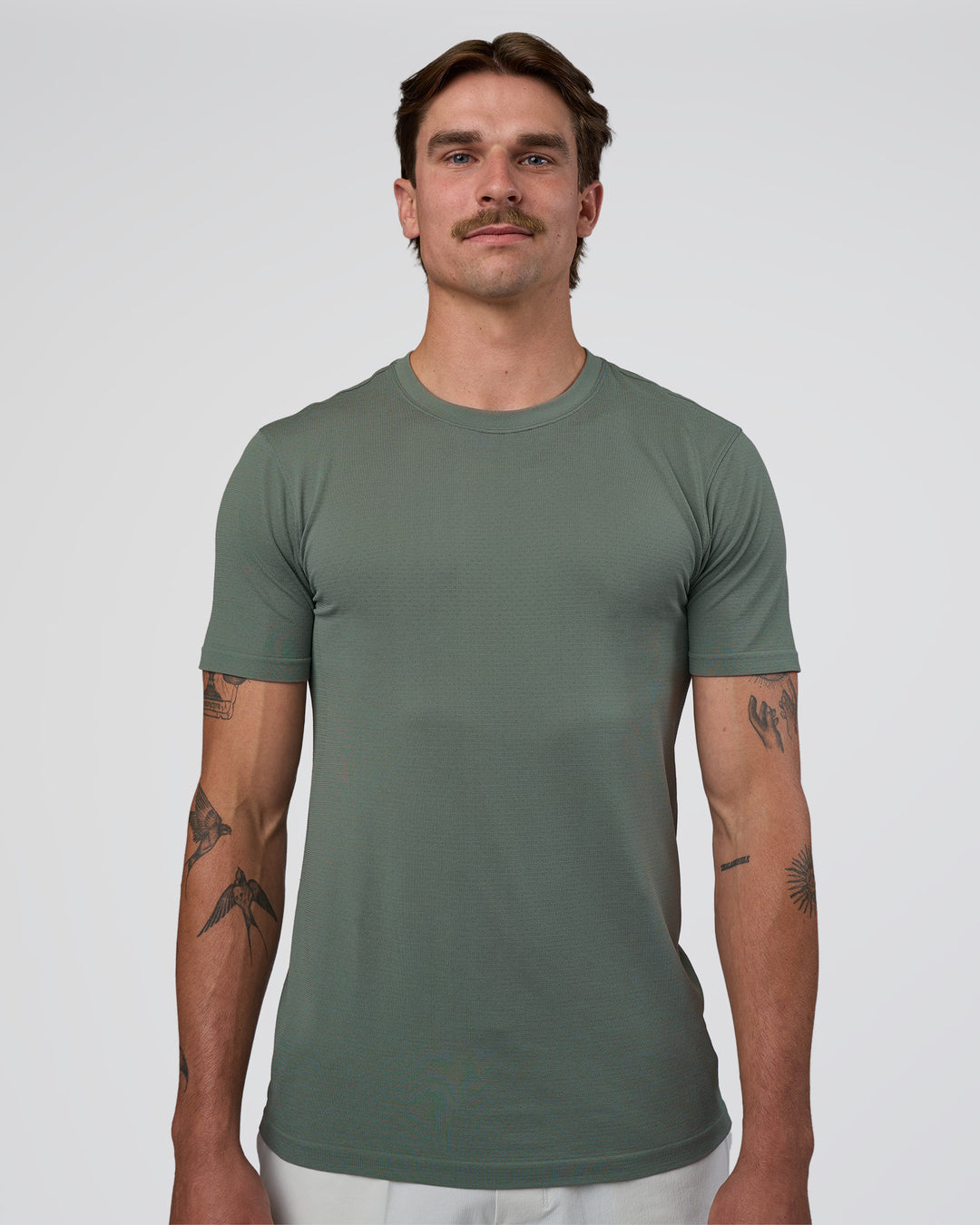 Man wearing AeroFLX+ Seamless Set In Tee - Graphite/Graphite | Model:Konnor | Size:M