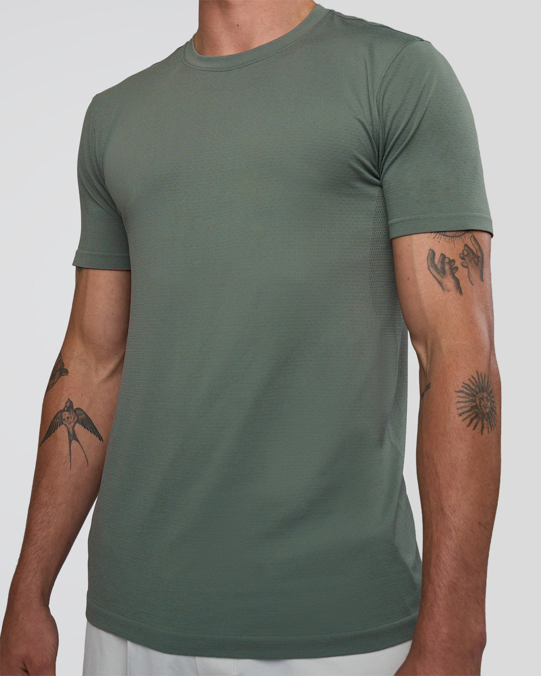 Man wearing AeroFLX+ Seamless Set In Tee - Graphite/Graphite | Model:Konnor | Size:M