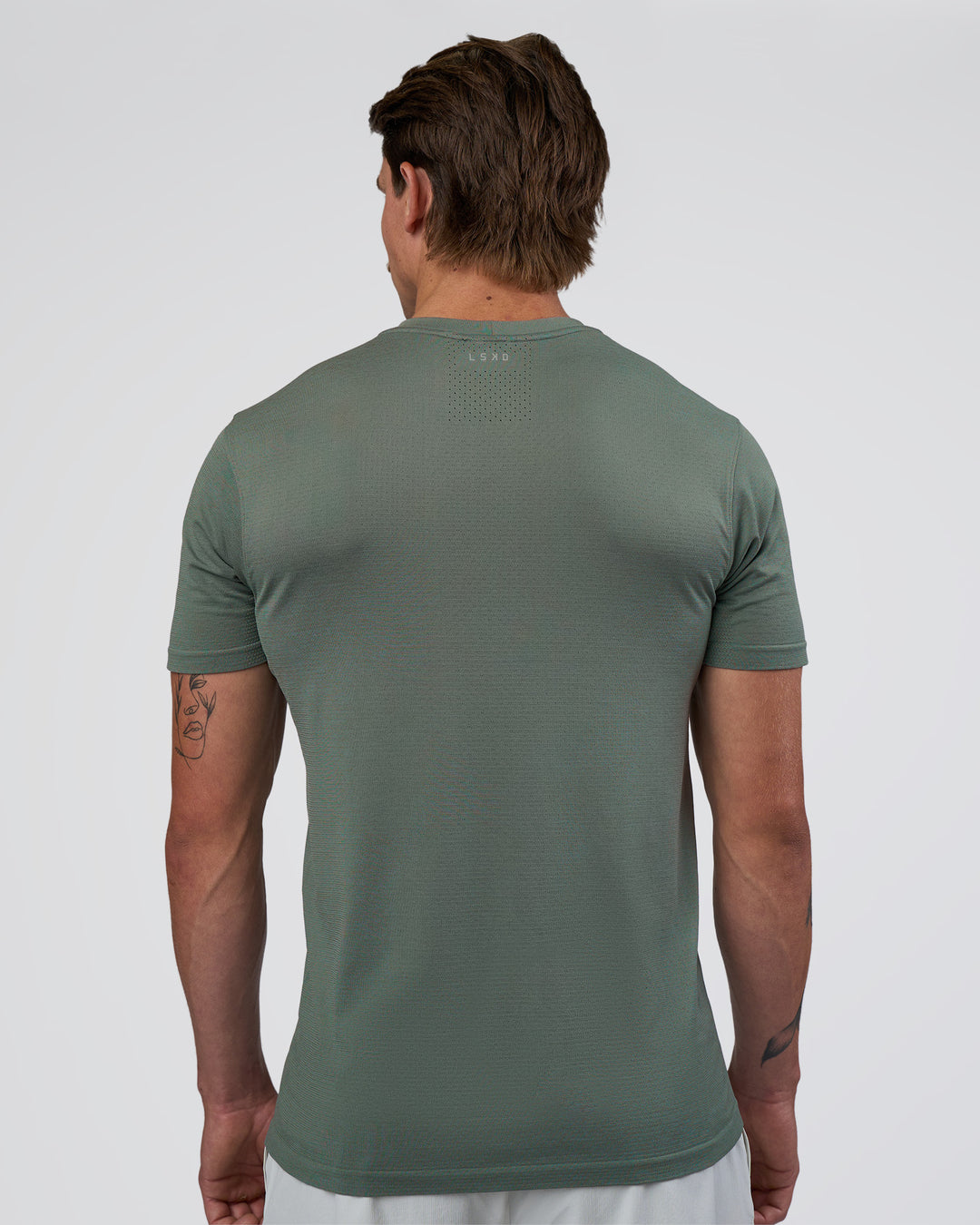 Man wearing AeroFLX+ Seamless Set In Tee - Graphite/Graphite | Model:Konnor | Size:M
