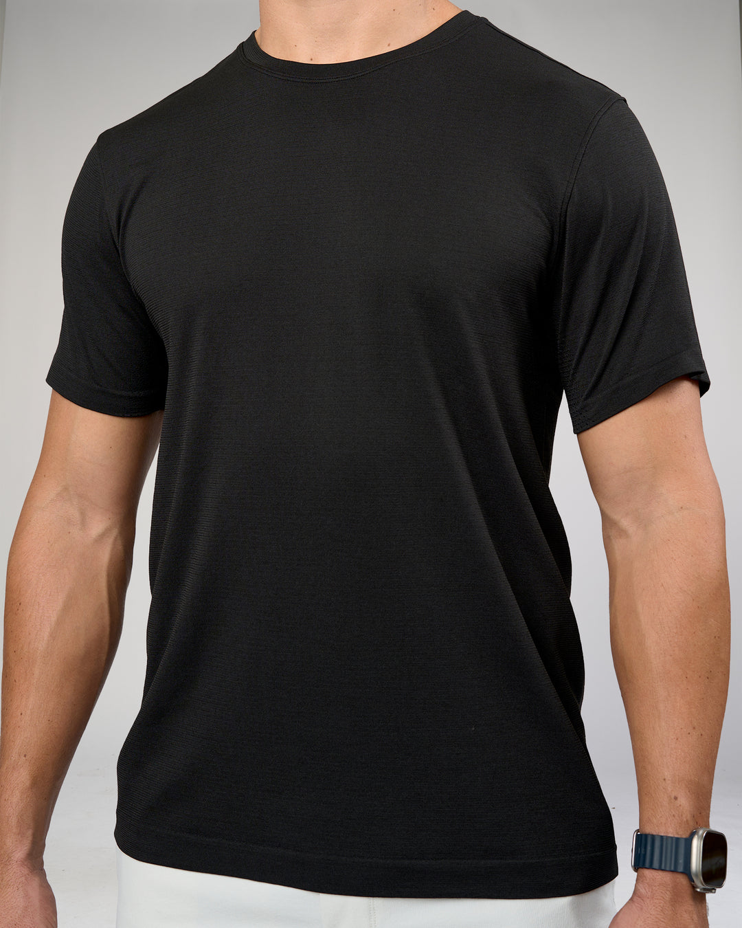 Man wearing AeroFLX+ Seamless Set In Tee Jacquard - Black | Model:Jaiden | Size:M