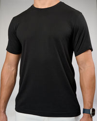 Man wearing AeroFLX+ Seamless Set In Tee Jacquard - Black | Model:Jaiden | Size:M
