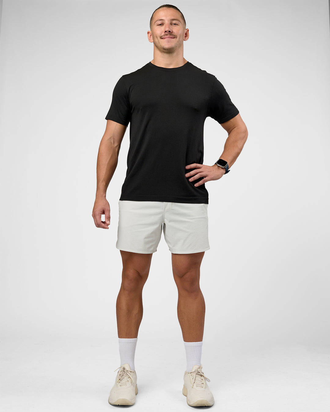 Man wearing AeroFLX+ Seamless Set In Tee Jacquard - Black | Model:Jaiden | Size:M