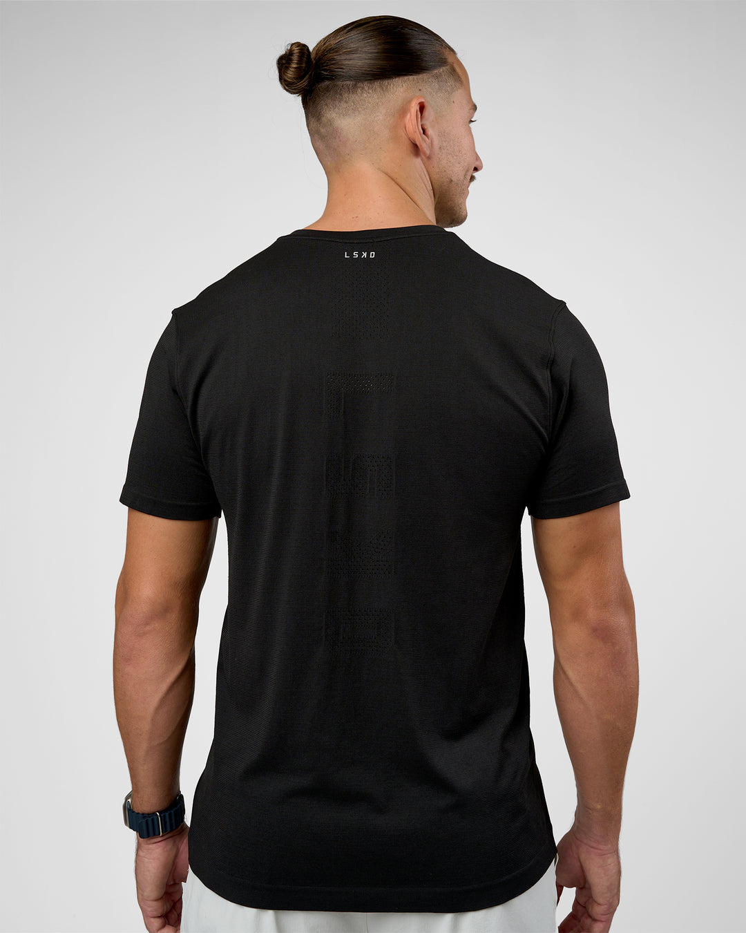 Man wearing AeroFLX+ Seamless Set In Tee Jacquard - Black | Model:Jaiden | Size:M