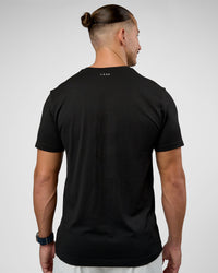Man wearing AeroFLX+ Seamless Set In Tee Jacquard - Black | Model:Jaiden | Size:M