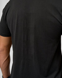 Man wearing AeroFLX+ Seamless Set In Tee Jacquard - Black | Model:Jaiden | Size:M