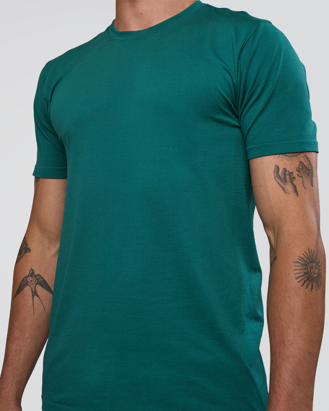 Man wearing AeroFLX+ Seamless Set In Tee - Teal/Teal | Model:Konnor | Size:M