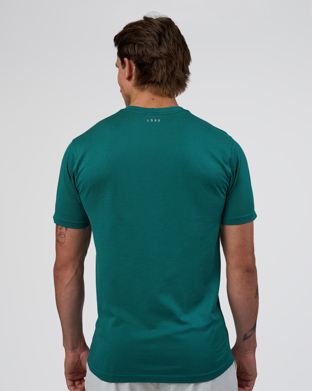 Man wearing AeroFLX+ Seamless Set In Tee - Teal/Teal | Model:Konnor | Size:M