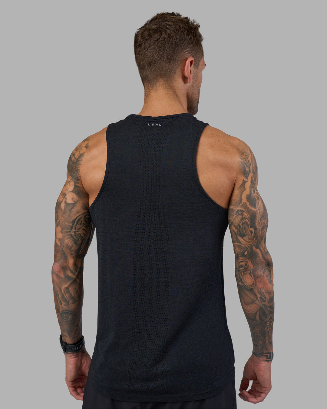 Man wearing AeroFLX+ Seamless Tank - Black Marl | Model:Tommy | Size:M