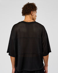 Man wearing AirCore Jersey - Black-Black | Model:Leandro | Size:M