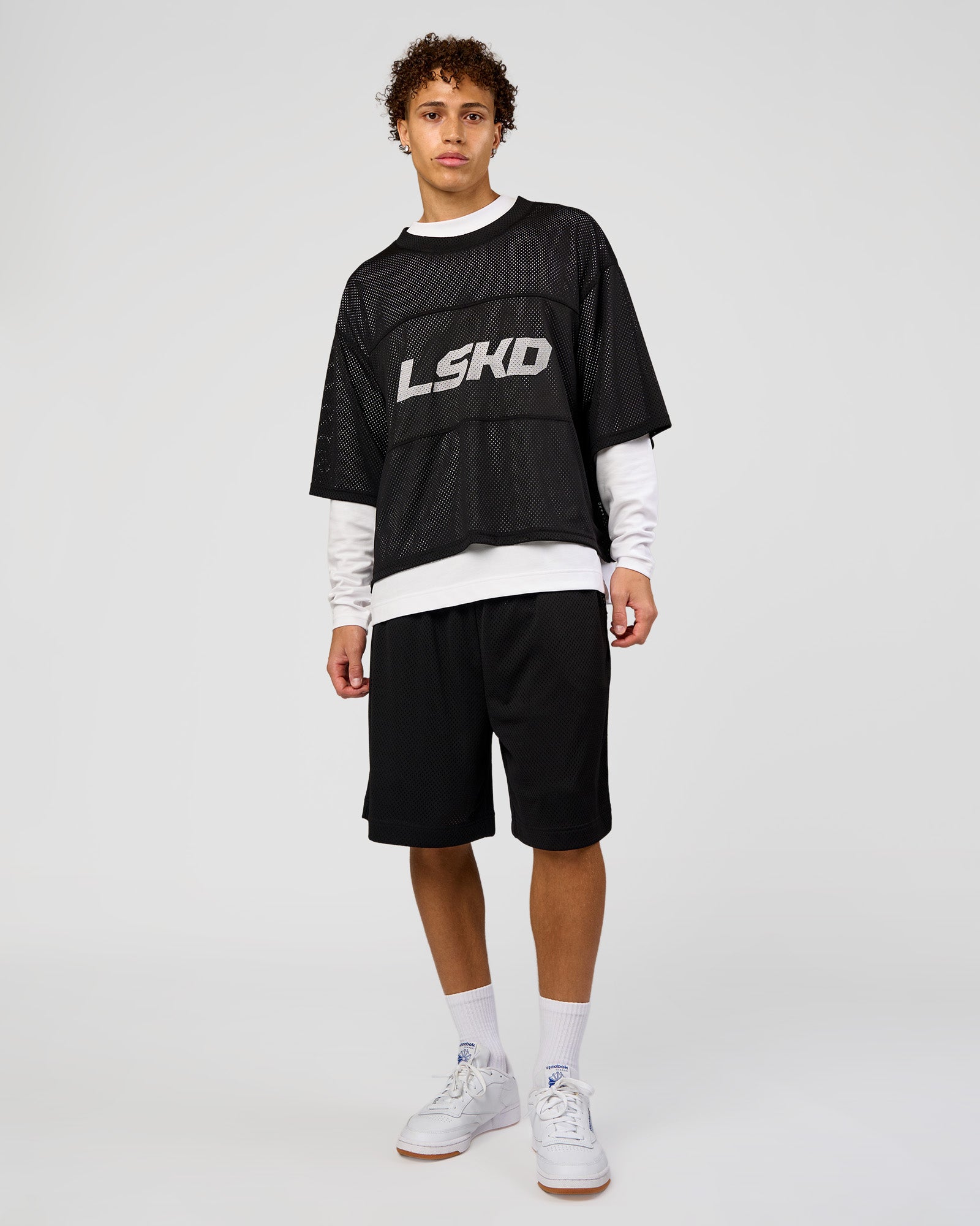Man wearing AirCore Mesh 7" Short - Black | Model:Leandro | Size:M