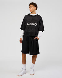 Man wearing AirCore Mesh 7" Short - Black | Model:Leandro | Size:M