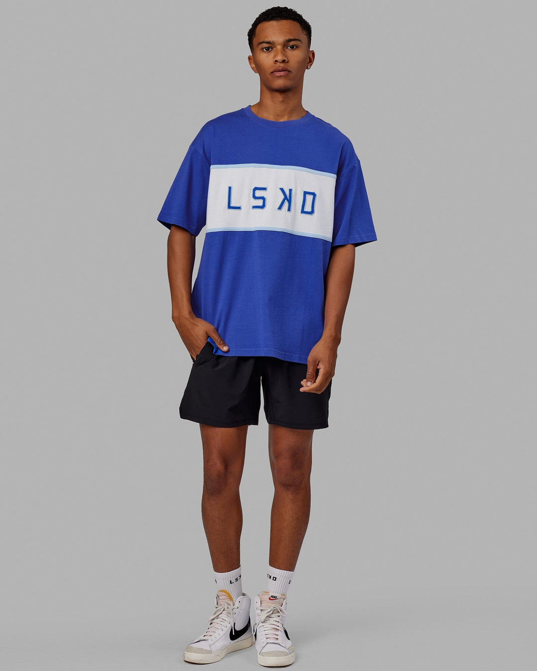 Man wearing Unisex Aligned Heavyweight Tee Oversize - Power Cobalt