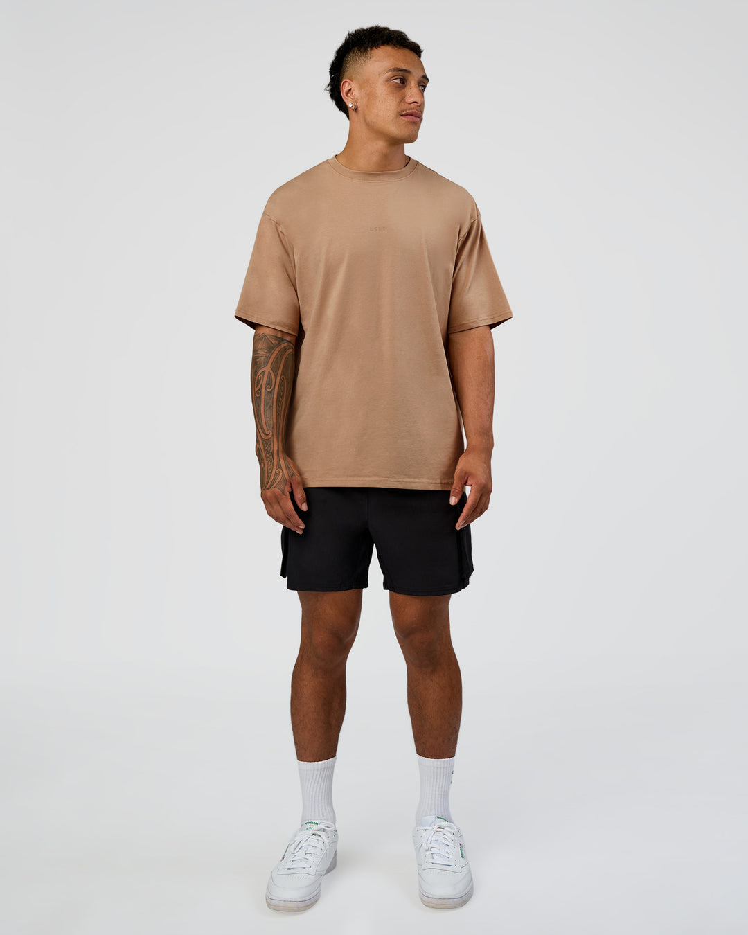 Man wearing Base FLXCotton Tee Oversized - Warm Smoke | Model:Daarian | Size:M