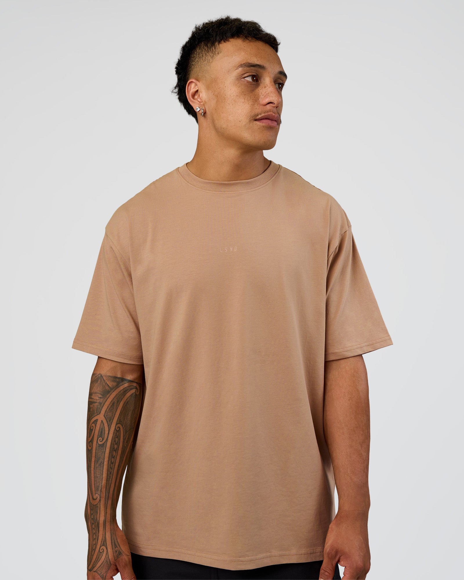 Man wearing Base FLXCotton Tee Oversized - Warm Smoke | Model:Daarian | Size:M