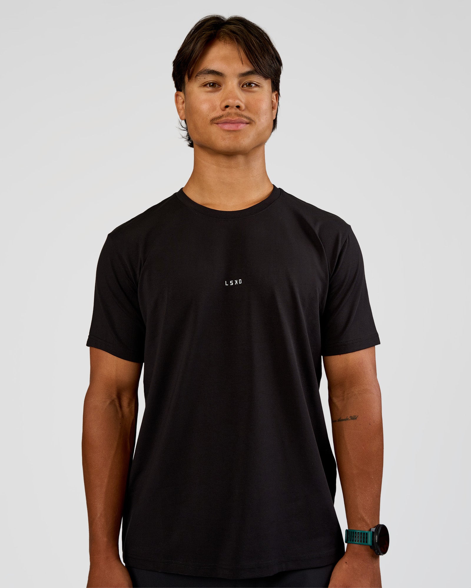 Man wearing Base FLXCotton Tee Regular Fit -8cm - Black | Model:George | Size:M