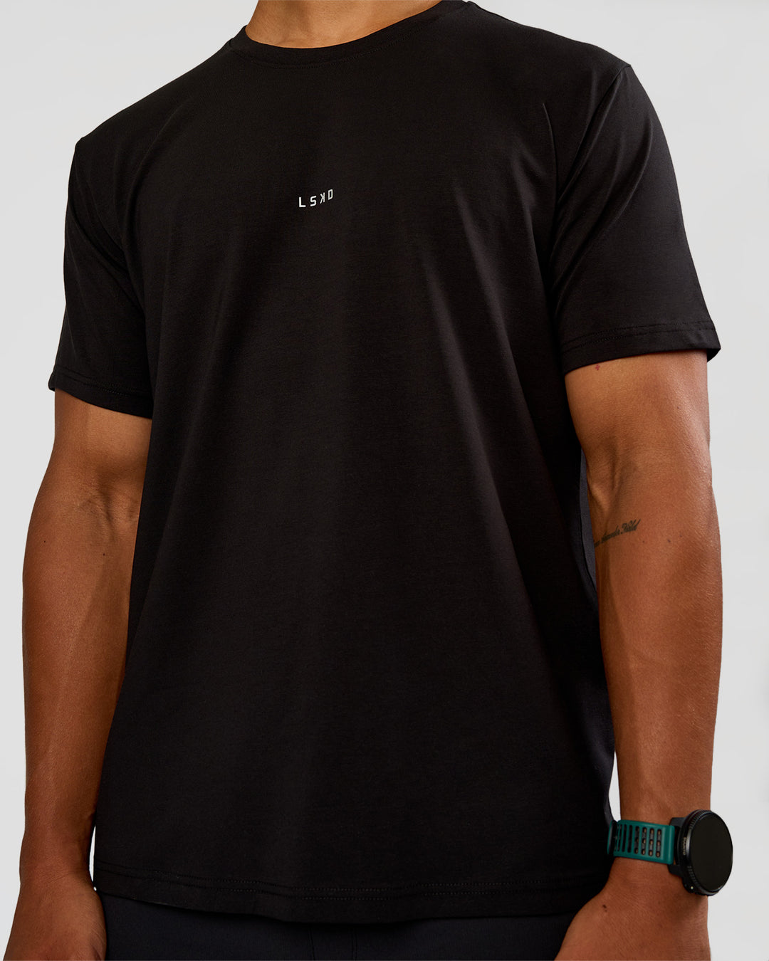 Man wearing Base FLXCotton Tee Regular Fit -8cm - Black | Model:George | Size:M