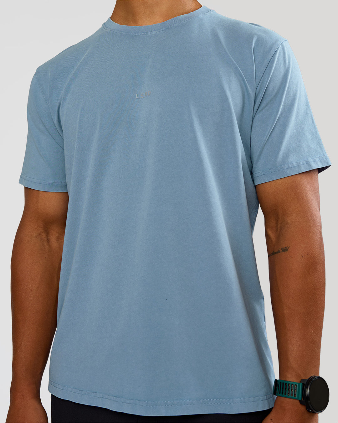 Man wearing Base FLXCotton Tee Regular Fit -8cm  - Elemental Blue Washed | Model:George | Size:M