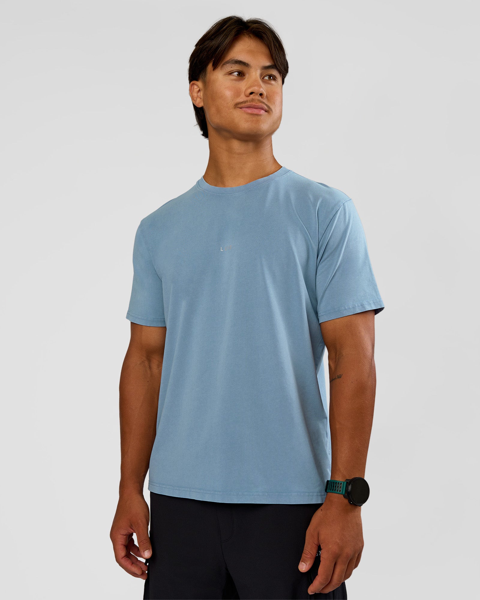 Man wearing Base FLXCotton Tee Regular Fit -8cm  - Elemental Blue Washed | Model:George | Size:M
