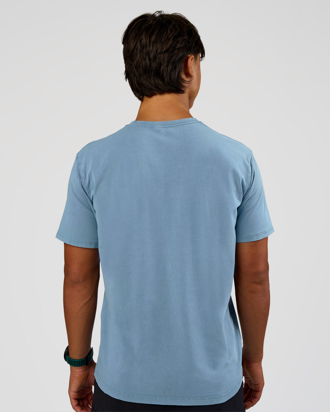 Man wearing Base FLXCotton Tee Regular Fit -8cm  - Elemental Blue Washed | Model:George | Size:M