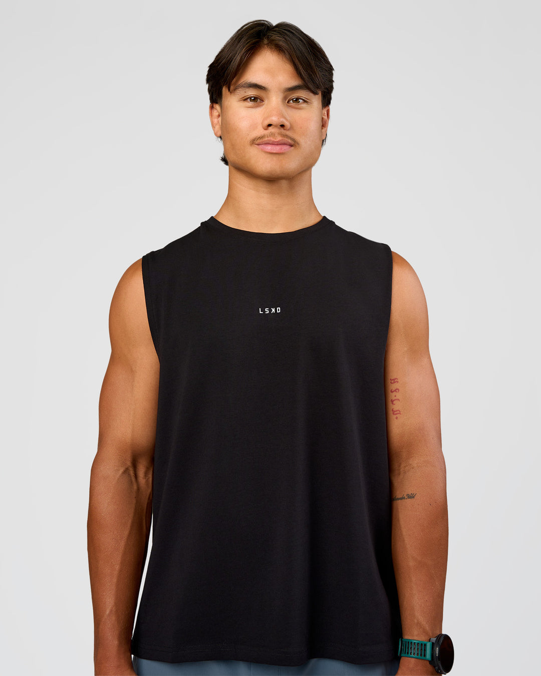 Man wearing Base Heavyweight FLXCotton Tank Regular Fit -8cm - Black | Model:George | Size:M
