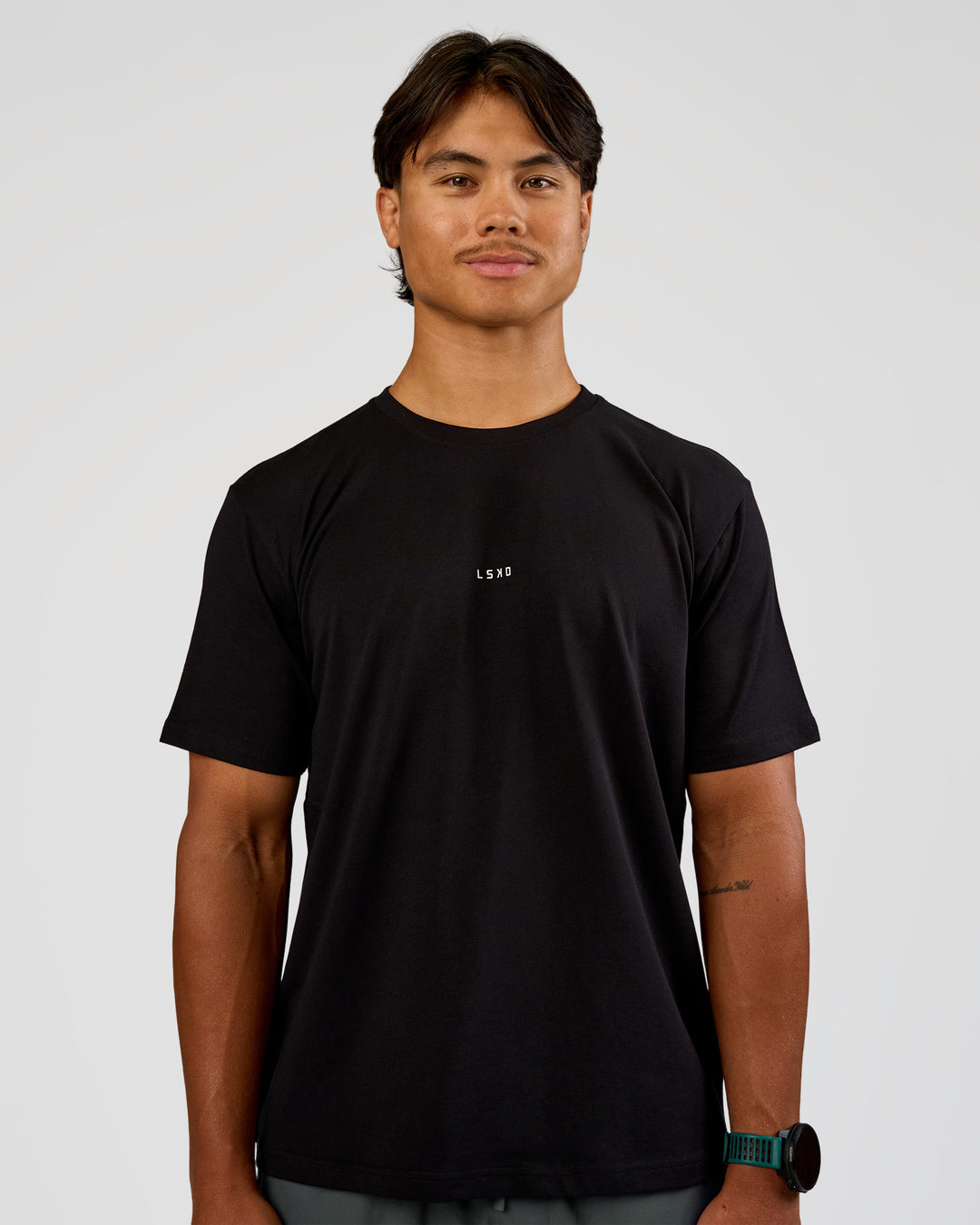 Man wearing Base Heavyweight FLXCotton Tee Regular Fit -8cm - Black | Model:George | Size:M
