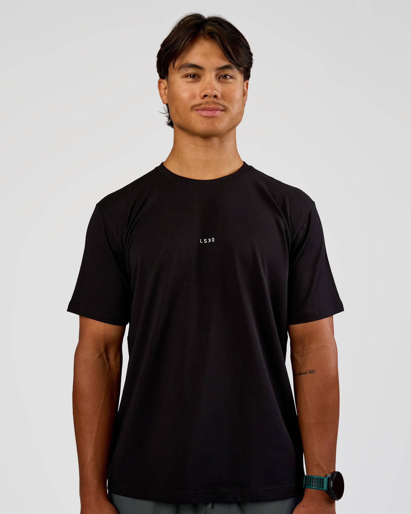 Man wearing Base Heavyweight FLXCotton Tee Regular Fit -8cm - Black | Model:George | Size:M