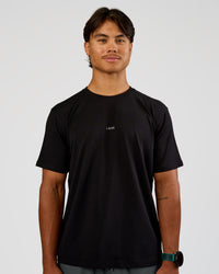 Man wearing Base Heavyweight FLXCotton Tee Regular Fit -8cm - Black | Model:George | Size:M