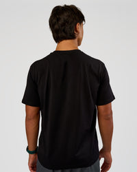 Man wearing Base Heavyweight FLXCotton Tee Regular Fit -8cm - Black | Model:George | Size:M