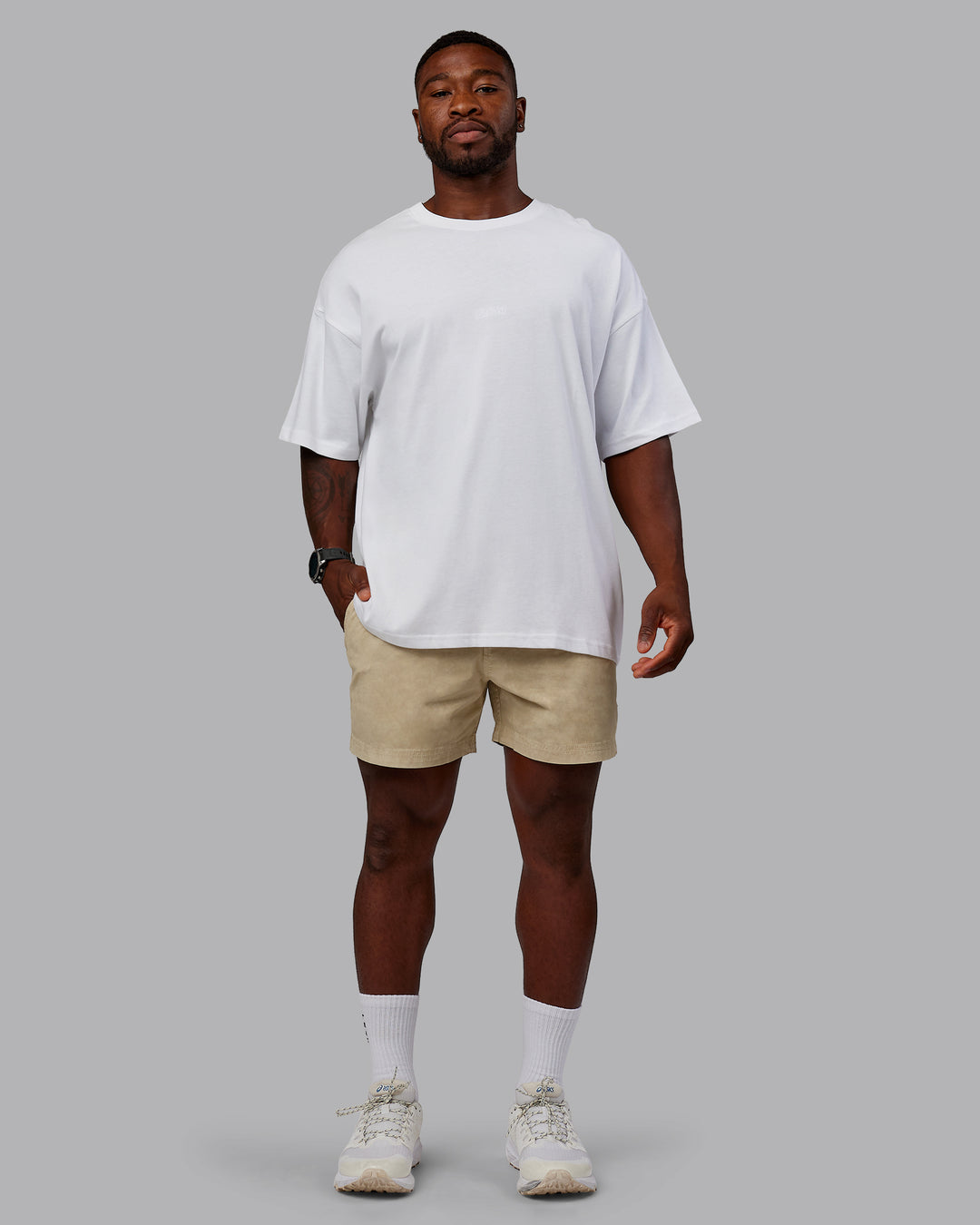 Man wearing Washed Daily 5&quot; Shorts - Pale Khaki