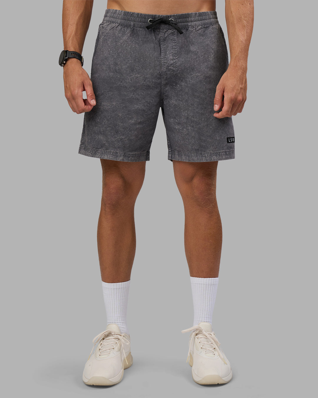 Man wearing Daily Short Pigment 7&quot; - Pigment Dark Storm | Model:Nikola | Size:M