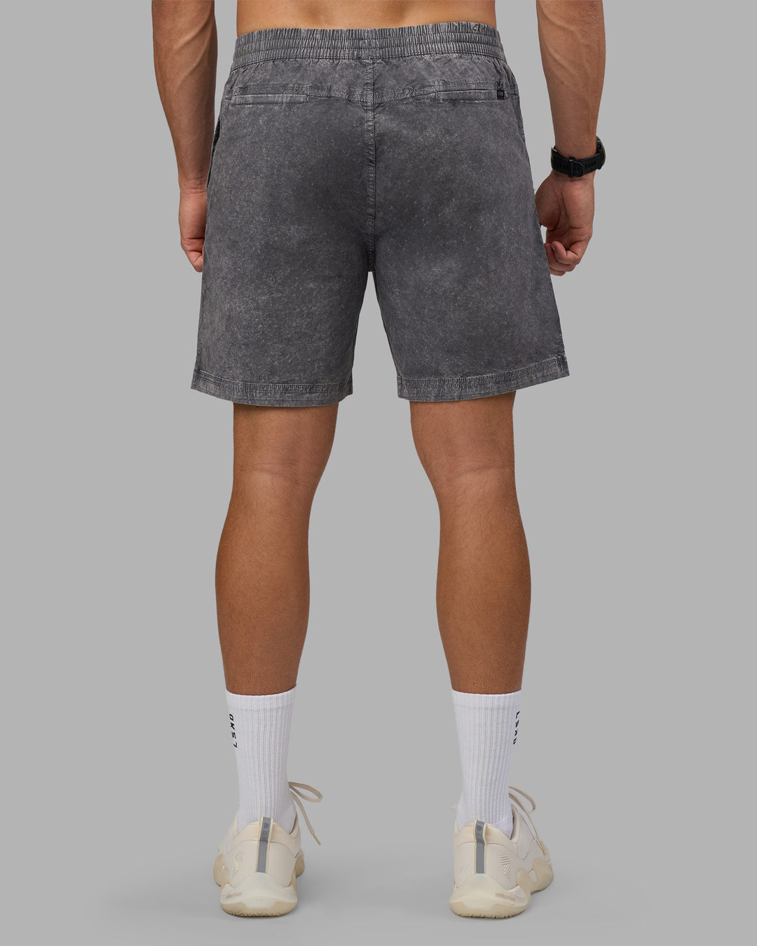 Man wearing Daily Short Pigment 7&quot; - Pigment Dark Storm | Model:Nikola | Size:M