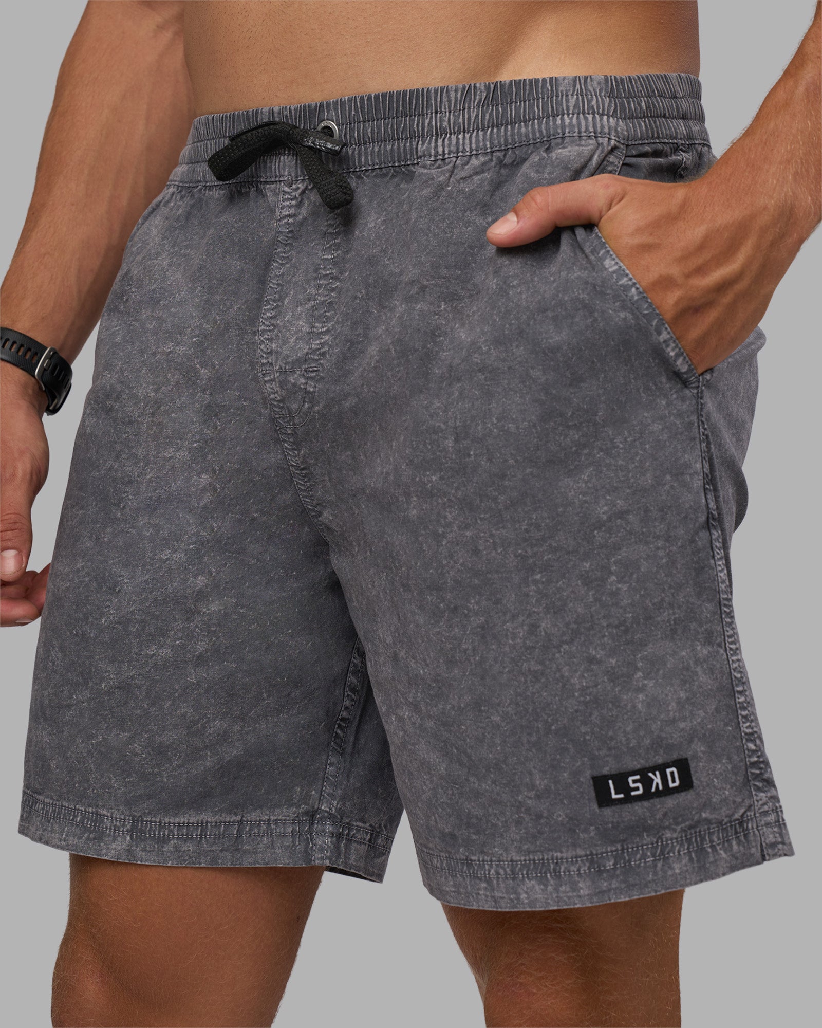 Man wearing Daily Short Pigment 7" - Pigment Dark Storm | Model:Nikola | Size:M