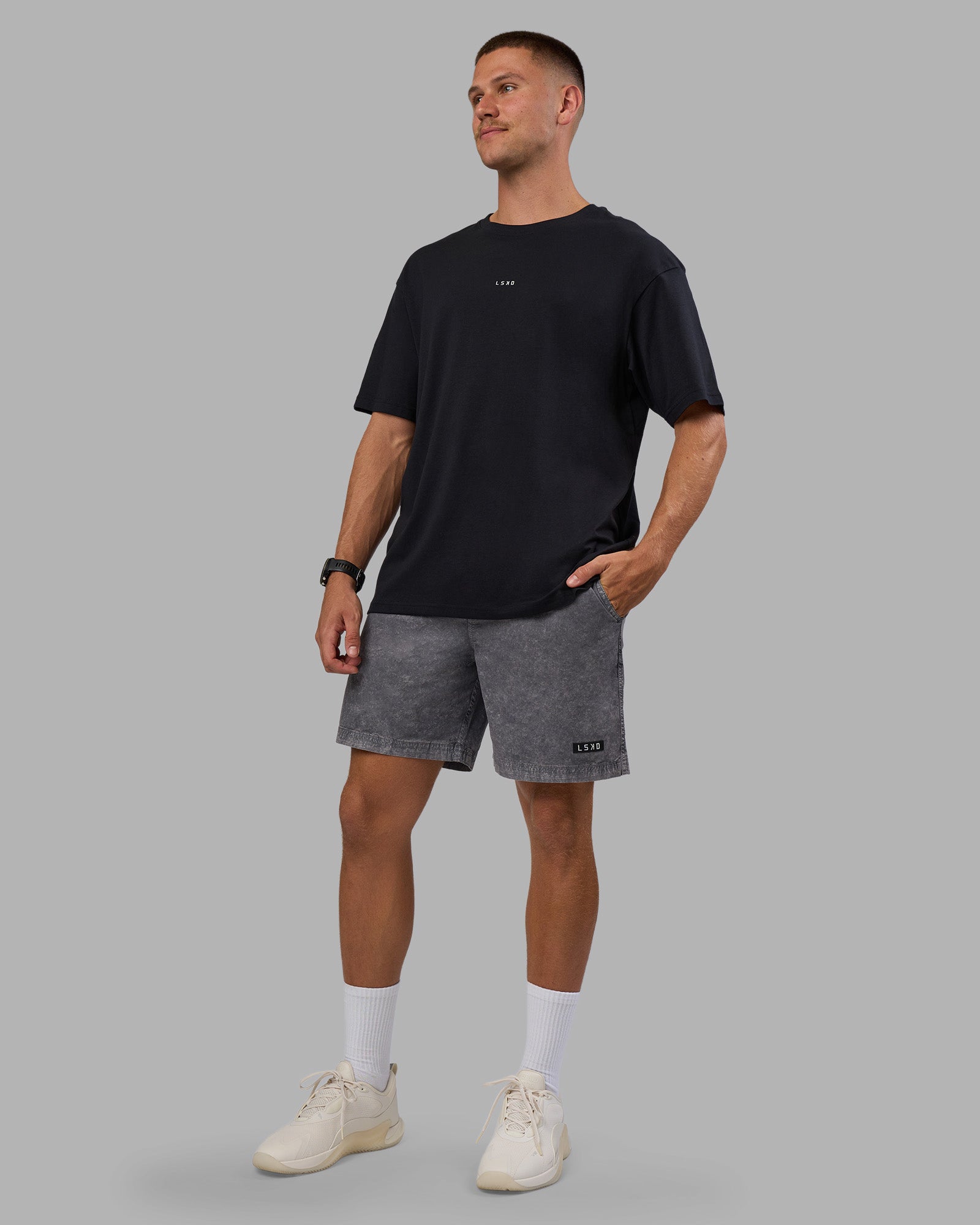 Man wearing Daily Short Pigment 7" - Pigment Dark Storm | Model:Nikola | Size:M