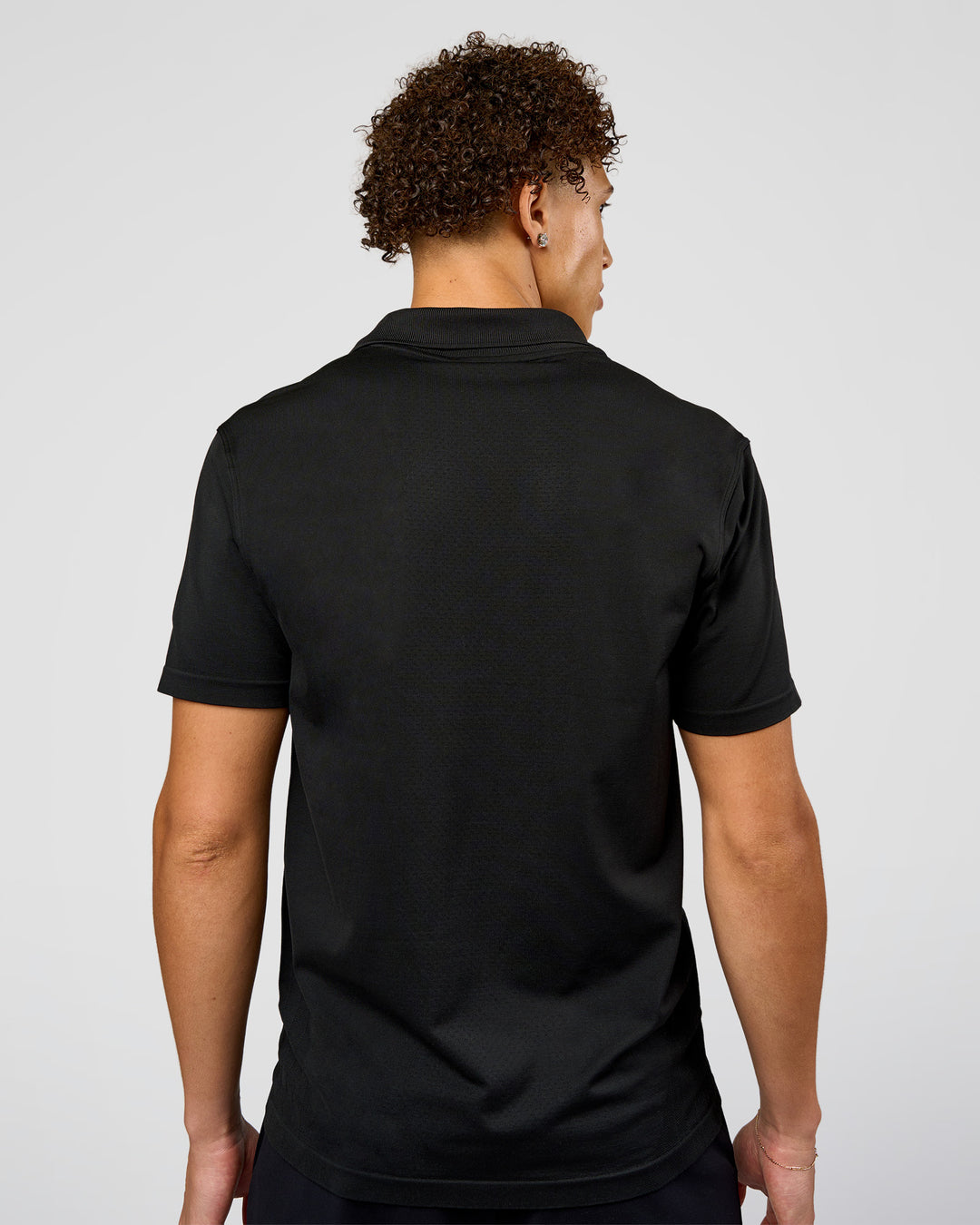 Man wearing Drive Seamless Polo - Black | Model:Leandro | Size:M
