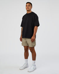 Man wearing Energy Stretch 6" Performance Cargo Short - Laurel Oak | Model:Daarian | Size:M