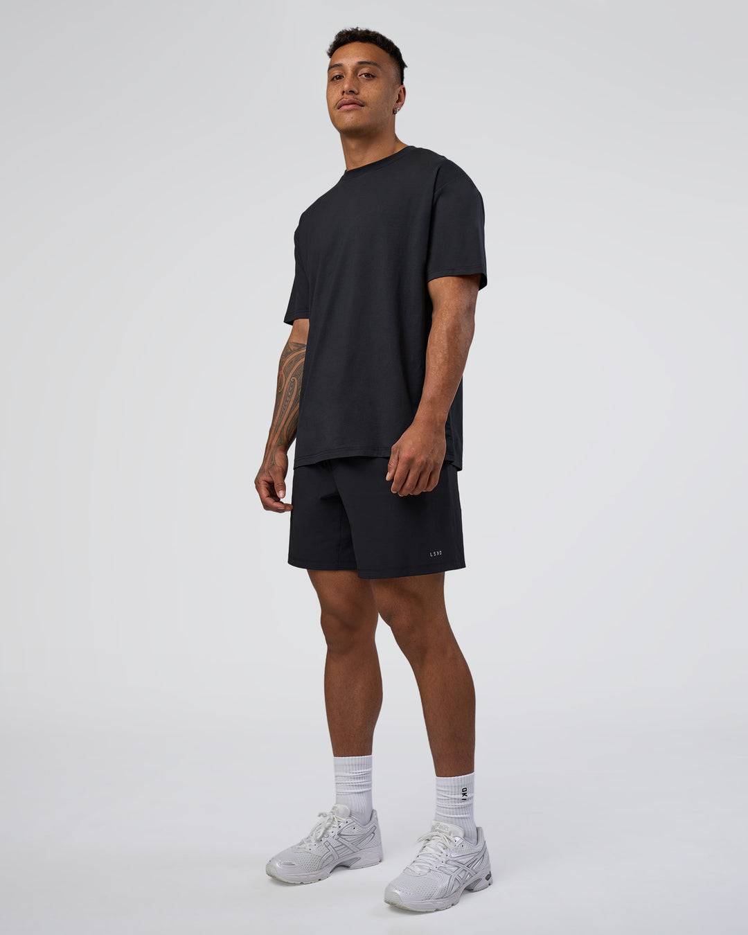 Man wearing Forever EffortlessTech Tee - Black | Model:Daarian | Size:M