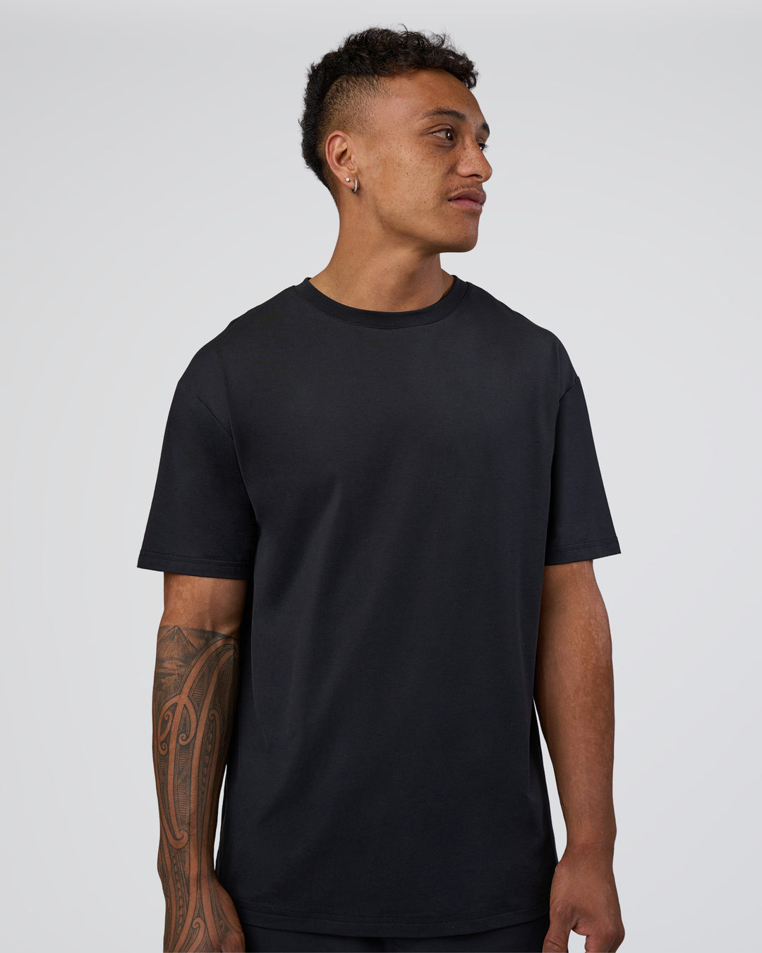 Man wearing Forever EffortlessTech Tee - Black | Model:Daarian | Size:M