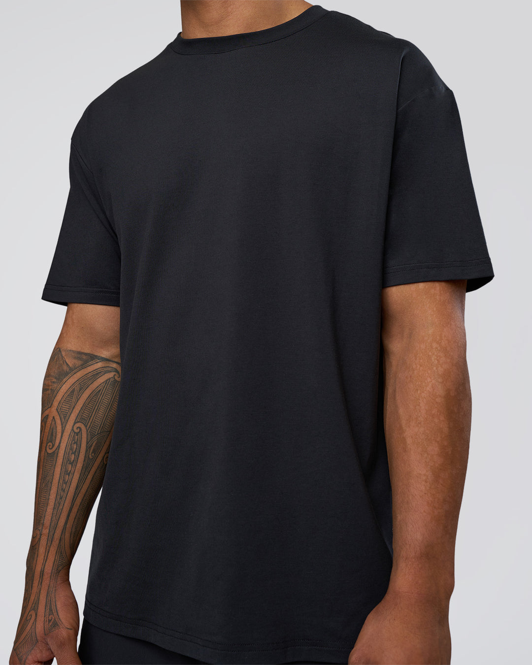 Man wearing Forever EffortlessTech Tee - Black | Model:Daarian | Size:M