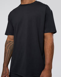 Man wearing Forever EffortlessTech Tee - Black | Model:Daarian | Size:M
