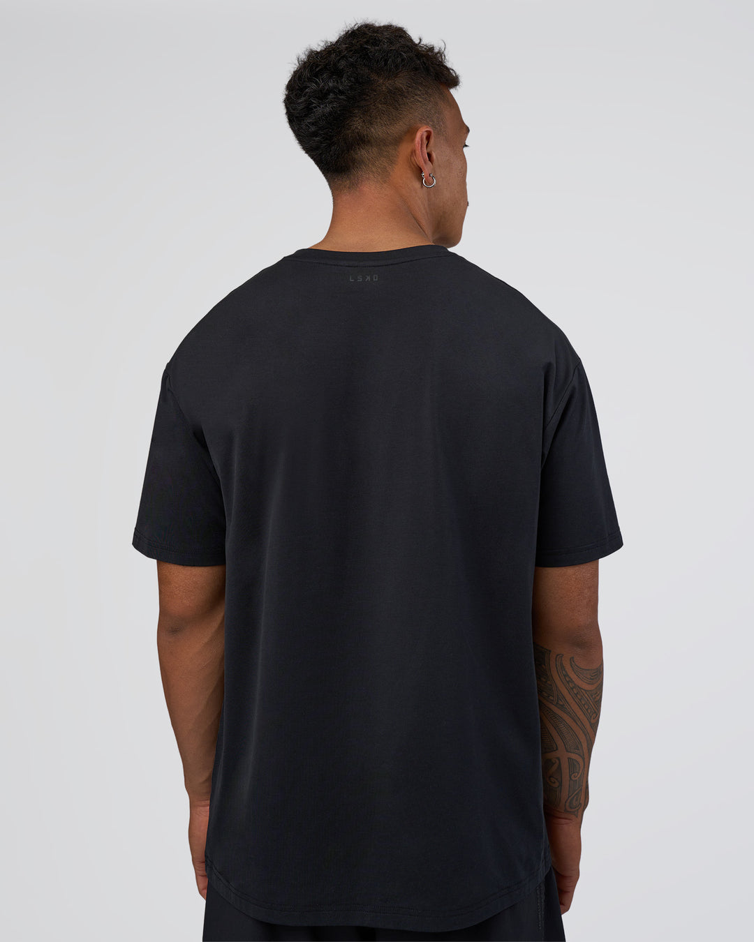 Man wearing Forever EffortlessTech Tee - Black | Model:Daarian | Size:M