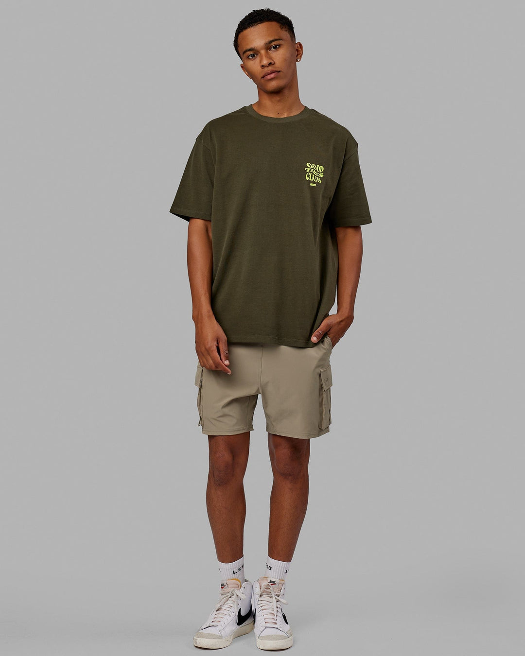 Man wearing Good Times Heavyweight Tee Oversize - Forest Night-Mint